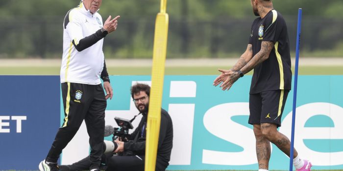 Carlo Ancelotti y Neymar durante un entrenamiento este miércoles en el centro de entrenamiento Columbia Park, como parte del Mundial de la FIFA 2026 en Morristown, New Jersey (EE.UU.). EFE/ Sebastiao Moreira