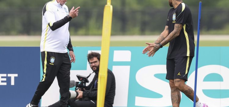 Carlo Ancelotti y Neymar durante un entrenamiento este miércoles en el centro de entrenamiento Columbia Park, como parte del Mundial de la FIFA 2026 en Morristown, New Jersey (EE.UU.). EFE/ Sebastiao Moreira