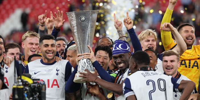 Los jugadores del Tottenham celebran con el trofeo el título de la Liga Europa tras ganar la final que Tottenham Hotspurs y Manchester United disputaron este miércoles en el estadio de San Mamés, en Bilbao. EFE/Luis Tejido