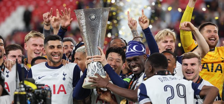 Los jugadores del Tottenham celebran con el trofeo el título de la Liga Europa tras ganar la final que Tottenham Hotspurs y Manchester United disputaron este miércoles en el estadio de San Mamés, en Bilbao. EFE/Luis Tejido