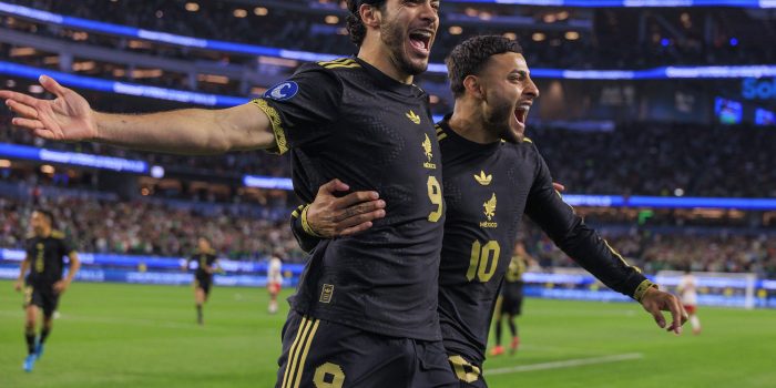 Raul Jimenez (i) junto a Alexis Vega de México celebran un gol en el estadio SoFi en Inglewood, California (EE.UU.). Fotografía de archivo. EFE/ Javier Rojas