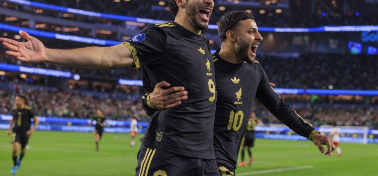 Raul Jimenez (i) junto a Alexis Vega de México celebran un gol en el estadio SoFi en Inglewood, California (EE.UU.). Fotografía de archivo. EFE/ Javier Rojas