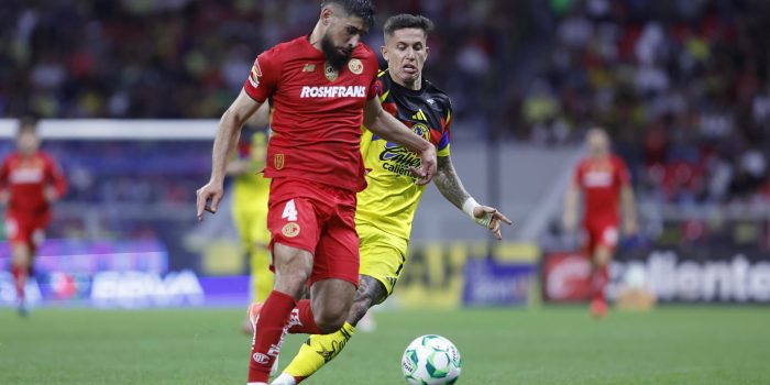 Paul Rodríguez (d) de América disputa un balón con Bruno Méndez de Toluca este sábado, durante un partido por la jornada 15 del torneo Clausura 2026 de la Liga MX en el estadio Banorte en la Ciudad de México (México). EFE/ Sáshenka Gutiérrez