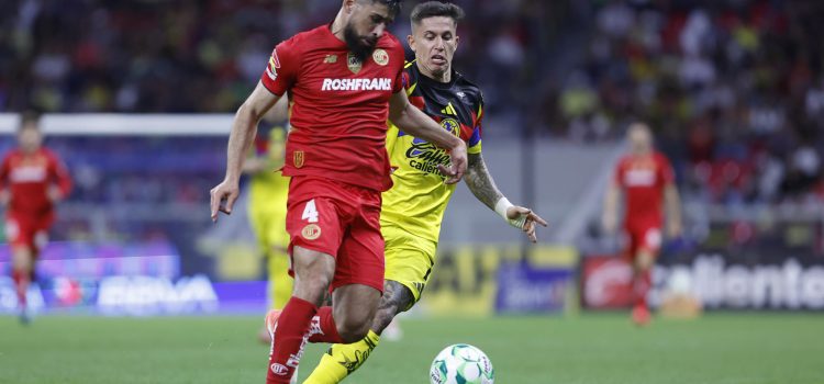 Paul Rodríguez (d) de América disputa un balón con Bruno Méndez de Toluca este sábado, durante un partido por la jornada 15 del torneo Clausura 2026 de la Liga MX en el estadio Banorte en la Ciudad de México (México). EFE/ Sáshenka Gutiérrez