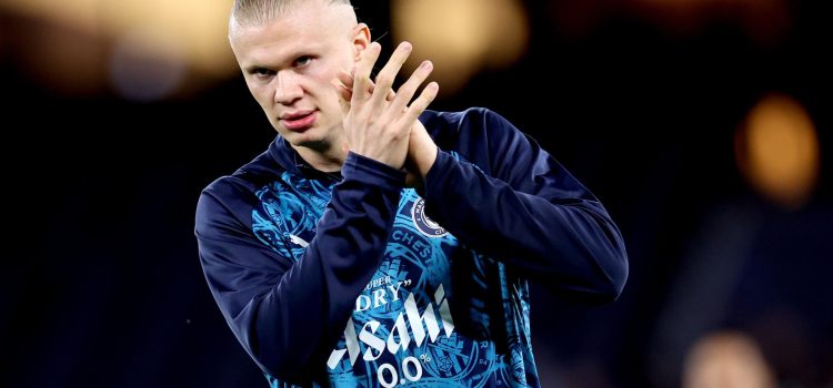 El jugador del City Erling Haaland calienta en Mánchester, Reino Unido) EFE/EPA/ADAM VAUGHAN