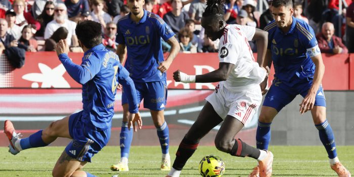 El centrocampista del Sevilla Batista Mendy (2d), rodeado de jugadores del Oviedo, durante el partido de LaLiga disputado en el estadio Sánchez Pizjuán. EFE/José Manuel Vidal