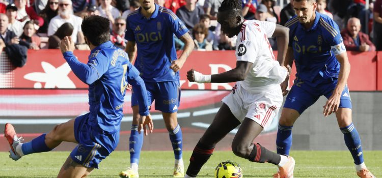 El centrocampista del Sevilla Batista Mendy (2d), rodeado de jugadores del Oviedo, durante el partido de LaLiga disputado en el estadio Sánchez Pizjuán. EFE/José Manuel Vidal