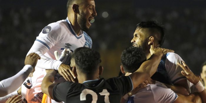 Jugadores de Guatemala celebran un gol ante Guayana hoy, en un partido de la Liga de Naciones de la Concacaf en el estadio Doroteo Gamuch Flores, en Ciudad de Guatemala (Guatemala). EFE/Esteban Biba