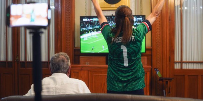 Fotografía cedida por la Presidencia de México de su mandataria, Claudia Shainbaum (d), y su esposo Jesús María Tarriba, reaccionando este jueves durante el partido del grupo A del Mundial de la FIFA 2026 entre México y Corea del Sur, en Ciudad de México (México). EFE/ Presidencia de México /SOLO USO EDITORIAL/ NO VENTAS/ SOLO DISPONIBLE PARA ILUSTRAR LA NOTICIA QUE ACOMPAÑA (CRÉDITO OBLIGATORIO)