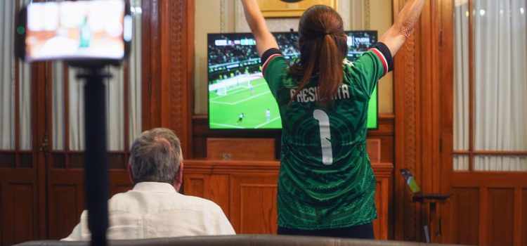 Fotografía cedida por la Presidencia de México de su mandataria, Claudia Shainbaum (d), y su esposo Jesús María Tarriba, reaccionando este jueves durante el partido del grupo A del Mundial de la FIFA 2026 entre México y Corea del Sur, en Ciudad de México (México). EFE/ Presidencia de México /SOLO USO EDITORIAL/ NO VENTAS/ SOLO DISPONIBLE PARA ILUSTRAR LA NOTICIA QUE ACOMPAÑA (CRÉDITO OBLIGATORIO)
