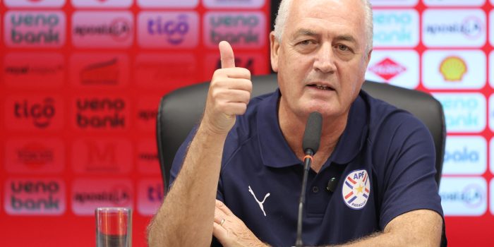 El seleccionador de Paraguay Gustavo Alfaro habla en una rueda de prensa en Ypané (Paraguay). EFE/ Juan Pablo Pino