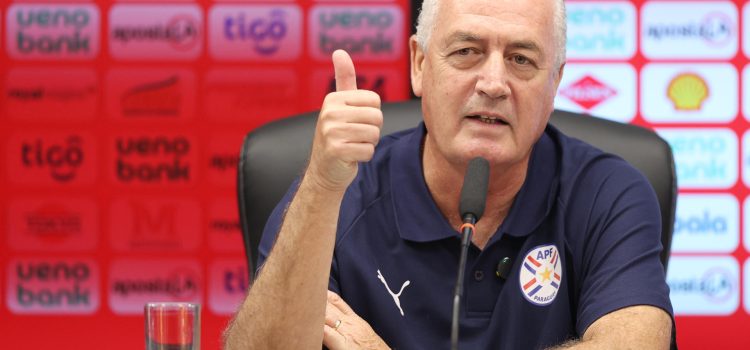 El seleccionador de Paraguay Gustavo Alfaro habla en una rueda de prensa en Ypané (Paraguay). EFE/ Juan Pablo Pino