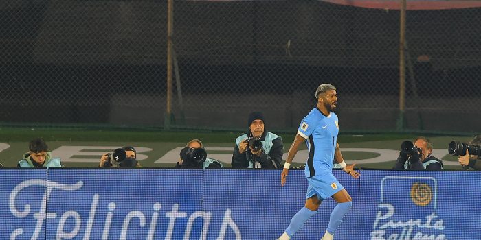 Rodrigo Aguirre celebra tras anotar un gol con Uruguay ante Venezuela en el estadio Centenario en Montevideo. EFE/ Gastón Britos