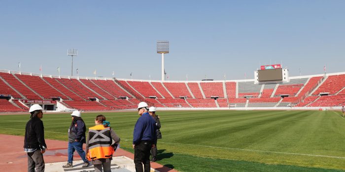 A un mes de comenzar el Mundial Sub-20 de Chile, encargados de las obras supervisan la infraestructura y el estado del campo del Estadio Nacional de Santiago. EFE/Elvis González