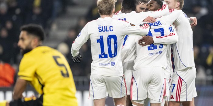 El jugador del Lyon Ainsley Maitland-Niles (2-D) celebra con sus compañeros el 0-1 de su equipo ante el Young Boys en la Liga Europa. EFE/EPA/ALESSANDRO DELLA VALLE