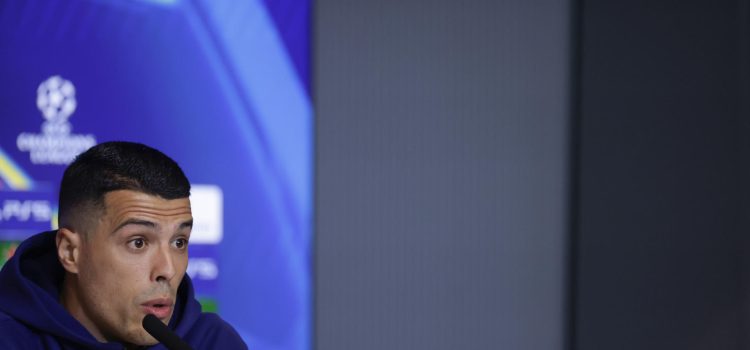 El jugador del Tottenham Hotspur Pedro Porro, durante la rueda de prensa convocada en el estadio Riyadh Air Metropolitano en la víspera del partido de ida de los octavos de final de la Liga de Campeones que les enfrenta al Atlético de Madrid. EFE/Juanjo Martín