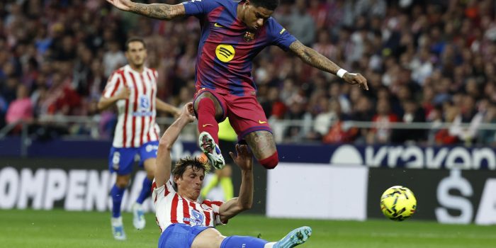 El delantero británico del FC Barcelona, Marcus Rashford, salta ante el defensa del Atlético de Madrid, Robin Le Normand, durante el partido de la jornada 30 de LaLiga EA Sports que Atlético de Madrid y FC Barcelona disputan este sábado, en el Estadio Riyadh Air Metropolitano de la capital española. EFE/Chema Moya.