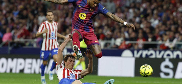 El delantero británico del FC Barcelona, Marcus Rashford, salta ante el defensa del Atlético de Madrid, Robin Le Normand, durante el partido de la jornada 30 de LaLiga EA Sports que Atlético de Madrid y FC Barcelona disputan este sábado, en el Estadio Riyadh Air Metropolitano de la capital española. EFE/Chema Moya.