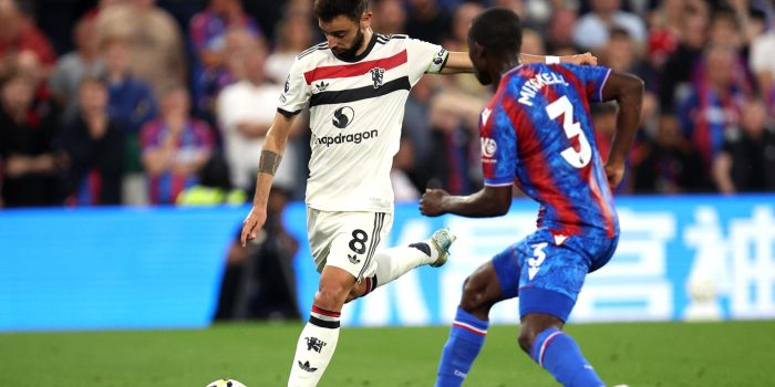 El jugador del United Manchester United Bruno Fernandes (I) en acción ante el jugador del Crystal Palace Tyrick Mitchell (d) durante el partido de la Premier League jugado en Londres, Reino Unido. EFE/EPA/DAVID CLIFF