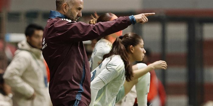 El entrenador de la selección femenina de México, Pedro López, dirige un partido amistoso en el estadio Nemesio Díez, en Toluca (México). Imagen de archivo. EFE/ Alex Cruz