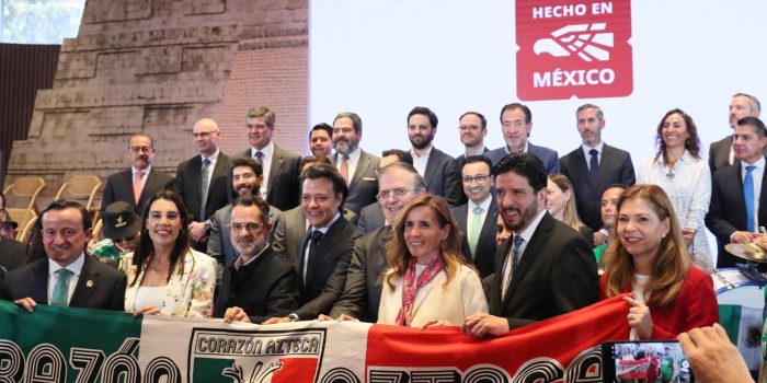 Personas posan durante el lanzamiento de la campaña Lo hecho en México siempre gana este martes, en el Papalote Museo del Niño en Ciudad de México (México). EFE/Mario Guzmán