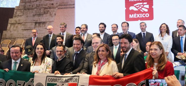Personas posan durante el lanzamiento de la campaña Lo hecho en México siempre gana este martes, en el Papalote Museo del Niño en Ciudad de México (México). EFE/Mario Guzmán
