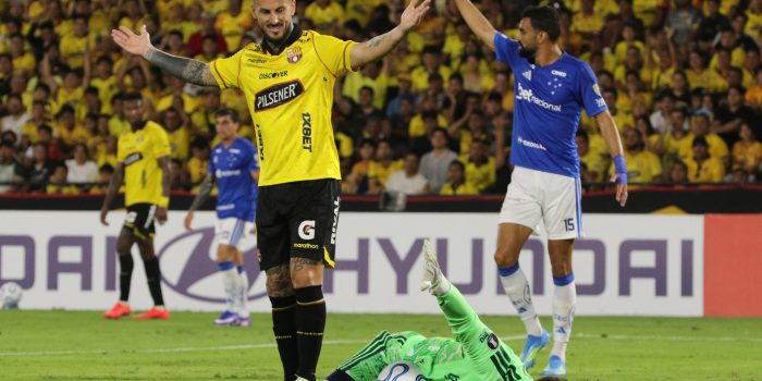 El argentino Darío Benedetto (i) de Barcelona SC reacciona junto a Matheus Cunha Queiroz (abajo) este martes en un partido por la Copa Libertadores en el estadio Monumental de Guayaquil (Ecuador). EFE/ Jonathan Miranda