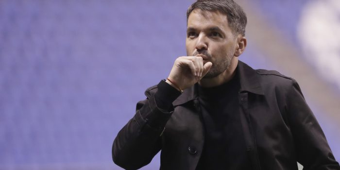 El entrenador de Cruz Azul Nicolás Larcamón reacciona durante un partido del torneo Clausura 2026 de la Liga MX entre Cruz Azul y Puebla en el estadio Cuauhtémoc en Puebla (México). Imagen de archivo. EFE/ Hilda Ríos