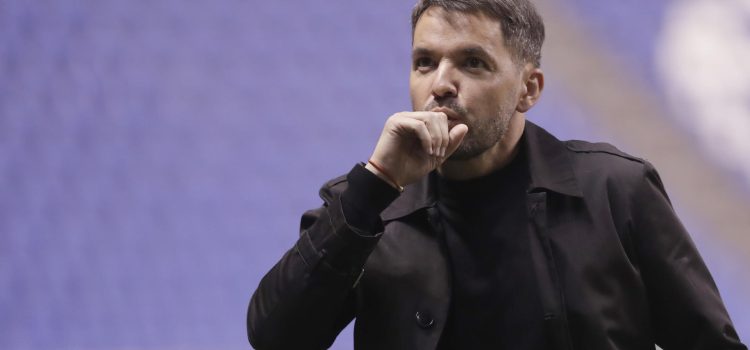 El entrenador de Cruz Azul Nicolás Larcamón reacciona durante un partido del torneo Clausura 2026 de la Liga MX entre Cruz Azul y Puebla en el estadio Cuauhtémoc en Puebla (México). Imagen de archivo. EFE/ Hilda Ríos