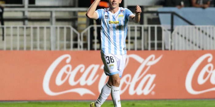 Simón Contreras del Magallanes celebra tras anotar, en una fotografía de archivo. EFE/ Osvaldo Villarroel