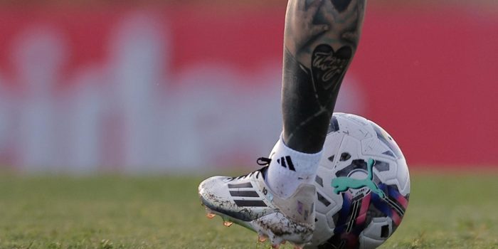 Un jugador patea un balón durante un entrenamiento de las Eliminatorias Sudamericanas, en una imagen de archivo. EFE/ Juan Ignacio Roncoroni