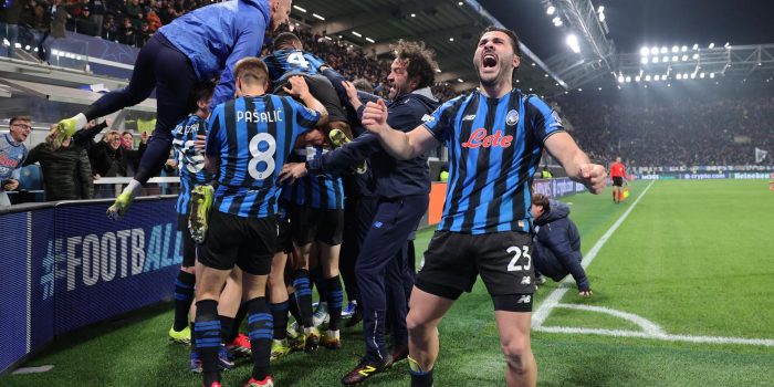 Los jugadores del Atalanta celebran el 4-1 durante el partido de la fase de acceso a octavos de la ing the UEFA Champions League que han jugado Atalanta BC y Borussia Dortmund en el Bergamo Stadium en Bérgamo, Italia. EFE/EPA/MICHELE MARAVIGLIA