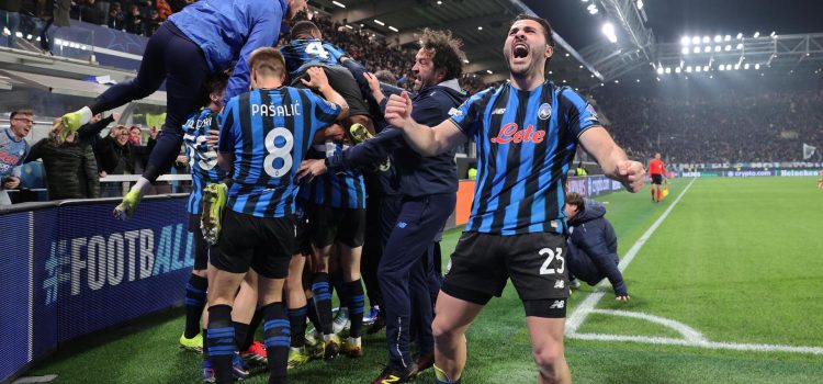 Los jugadores del Atalanta celebran el 4-1 durante el partido de la fase de acceso a octavos de la ing the UEFA Champions League que han jugado Atalanta BC y Borussia Dortmund en el Bergamo Stadium en Bérgamo, Italia. EFE/EPA/MICHELE MARAVIGLIA