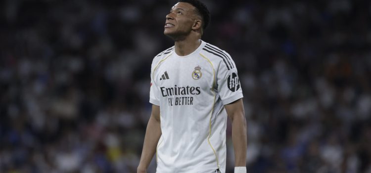 El delantero francés del Real Madrid Kylian Mbappé, durante el partido disputado por su equipo frente al Girona el pasado viernes 10 de abril. EFE/ Juanjo Martin