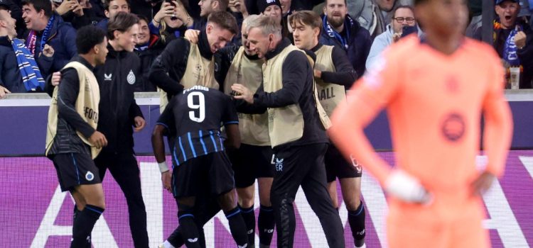 Jugadores del Brujas celebran su tercer gol durante la fase de liga de la Champions League contra el Barcelona, en Brujas, Reino Unido. EFE/EPA/OLIVIER MATTHYS