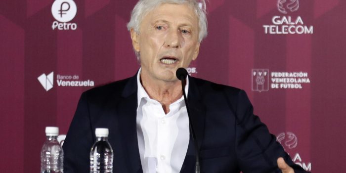 Fotografía de archivo, tomada el 30 de noviembre de 2021, en la que se registró al entrenador argentino José Néstor Pekerman, durante su presentación como seleccionador del equipo nacional masculino de fútbol de Venezuela, en Caracas (Venezuela). EFE/Rayner Peña