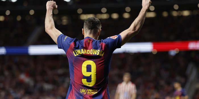 El delantero polaco del FC Barcelona Robert Lewandowski, durante el partido disputado por su equipo el pasado 4 de abril contra el Atlético de Madrid, correspondiente a LaLiga EA Sports. EFE/ Mariscal