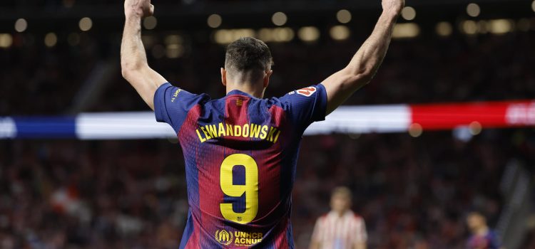 El delantero polaco del FC Barcelona Robert Lewandowski, durante el partido disputado por su equipo el pasado 4 de abril contra el Atlético de Madrid, correspondiente a LaLiga EA Sports. EFE/ Mariscal