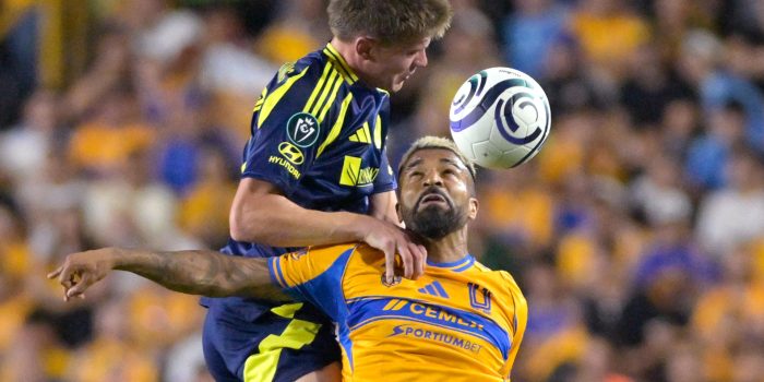 Rodrigo Aguirre (d) de Tigres disputa el balón con Red Baker de Nashville SC. Imagen de archivo. EFE/ Miguel Sierra