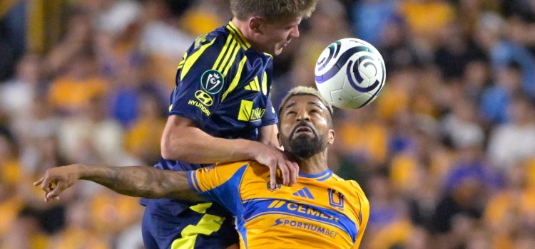 Rodrigo Aguirre (d) de Tigres disputa el balón con Red Baker de Nashville SC. Imagen de archivo. EFE/ Miguel Sierra