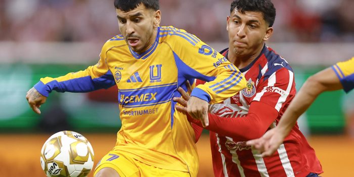Bryan González (d) de Guadalajara disputa el balón con Ángel Correa de Tigres. Imagen de archivo. EFE/ Francisco Guasco