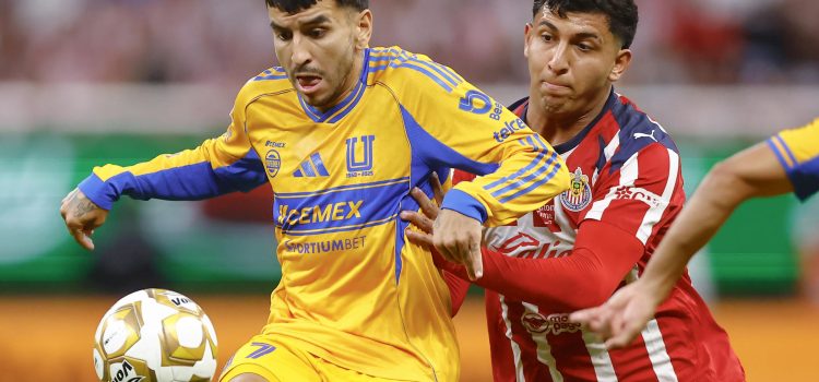 Bryan González (d) de Guadalajara disputa el balón con Ángel Correa de Tigres. Imagen de archivo. EFE/ Francisco Guasco