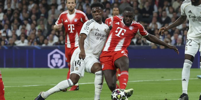 El centrocampista francés del Real Madrid Aurélien Tchouaméni (i) disputa un balón ante el defensa francés del Bayern Dayot Upamecano durante el encuentro correspondiente a la ida de los cuartos de final de la Liga de Campeones que disputan Real Madrid y Bayern Munich en el estadio Santiago Bernabéu, en Madrid. EFE/ Kiko Huesca