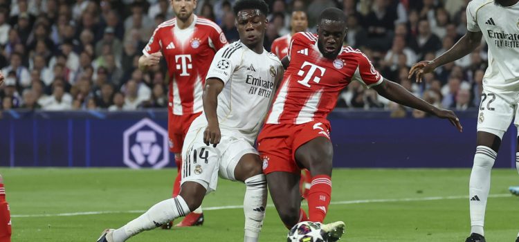 El centrocampista francés del Real Madrid Aurélien Tchouaméni (i) disputa un balón ante el defensa francés del Bayern Dayot Upamecano durante el encuentro correspondiente a la ida de los cuartos de final de la Liga de Campeones que disputan Real Madrid y Bayern Munich en el estadio Santiago Bernabéu, en Madrid. EFE/ Kiko Huesca