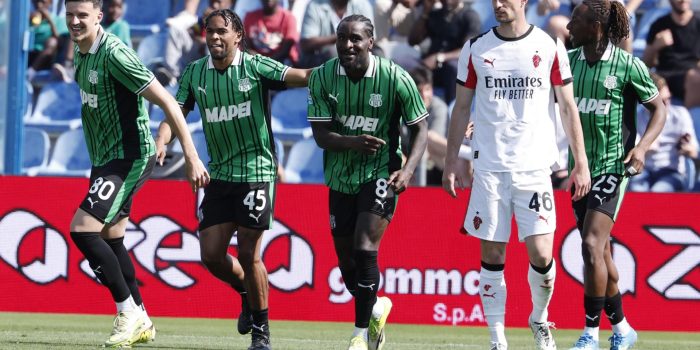 El jugador del Sassuolo Armand Lauriente (2-I) celebra el 2-0 durante el partido de la Serie A que han jugado US Sassuolo y AC Milan en Reggio Emilia, Italia. EFE/EPA/SERENA CAMPANINI