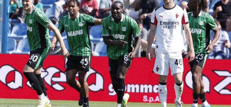 El jugador del Sassuolo Armand Lauriente (2-I) celebra el 2-0 durante el partido de la Serie A que han jugado US Sassuolo y AC Milan en Reggio Emilia, Italia. EFE/EPA/SERENA CAMPANINI
