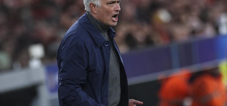 Fotografía de Miguel A. Lopes, en la que puede verse en una imagen de archivo del pasado 17 de febrero al técnico portugués Jose Mourinho, durante un partido. EFE