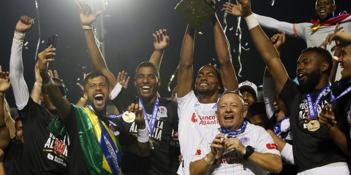 Jugadores de Olimpia celebran este domingo la conquista del Torneo Apertura hondureño en el Estadio Nacional Chelato Uclés de Tegucigalpa. EFE/ STR
