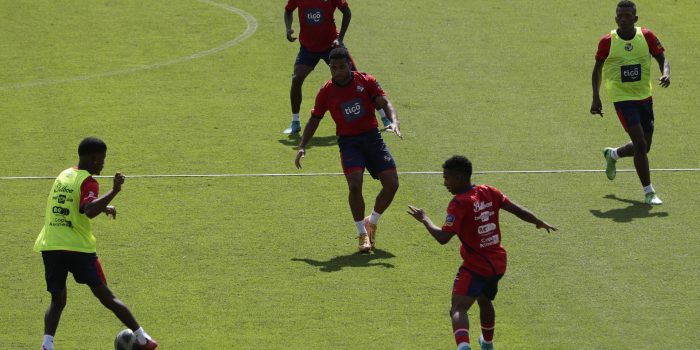 Jugadores de la selección nacional de fútbol de Panamá participan en un entrenamiento hoy, en el estadio Rommel Fernández de la Ciudad de Panamá (Panamá). EFE/ Bienvenido Velasco
