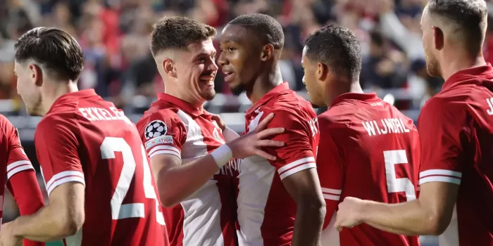 Los jugadores del Amberes celebran un gol durante el partido de la Liga de Campeones que han jugado Royal Antwerp y Shakhtar Donetsk, en Amberes. EFE/EPA/OLIVIER HOSLET